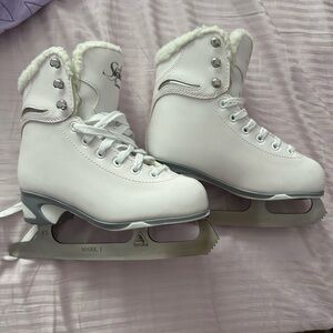 Used once - Jackson Ultima SoftSkate girls Figure Skates